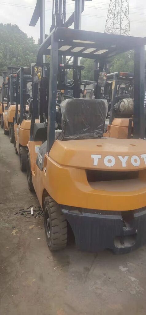 Toyota 7FD25 Forklift Made in Japan diesel forklift