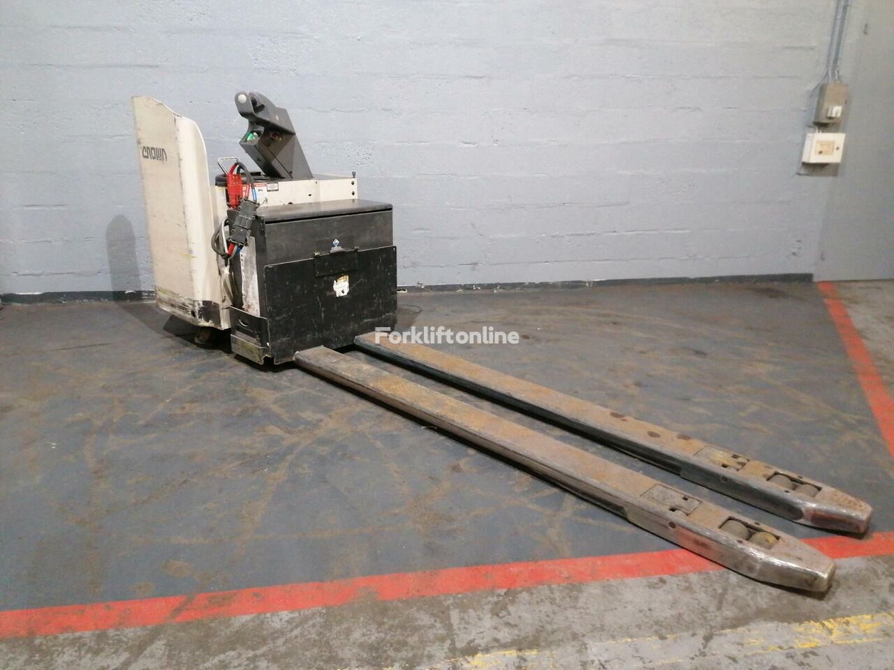 Crown PR4500 order picker